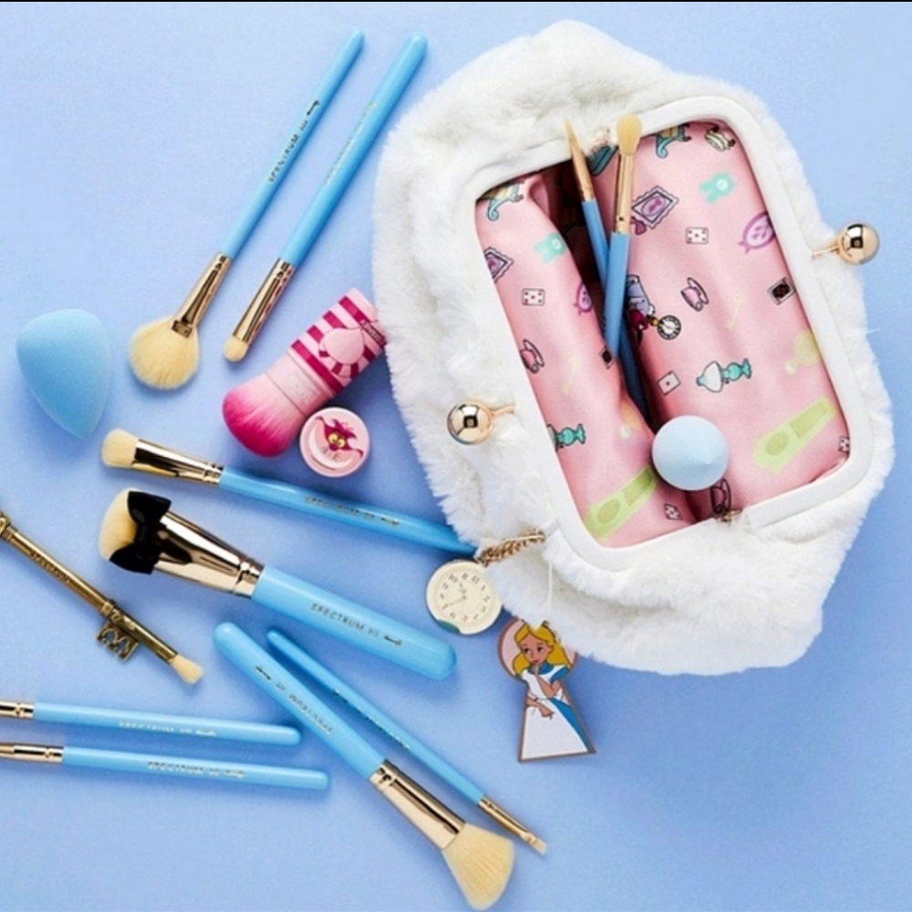 Alice In Wonderland White Rabbit Makeup Clutch - Picture 7 of 10